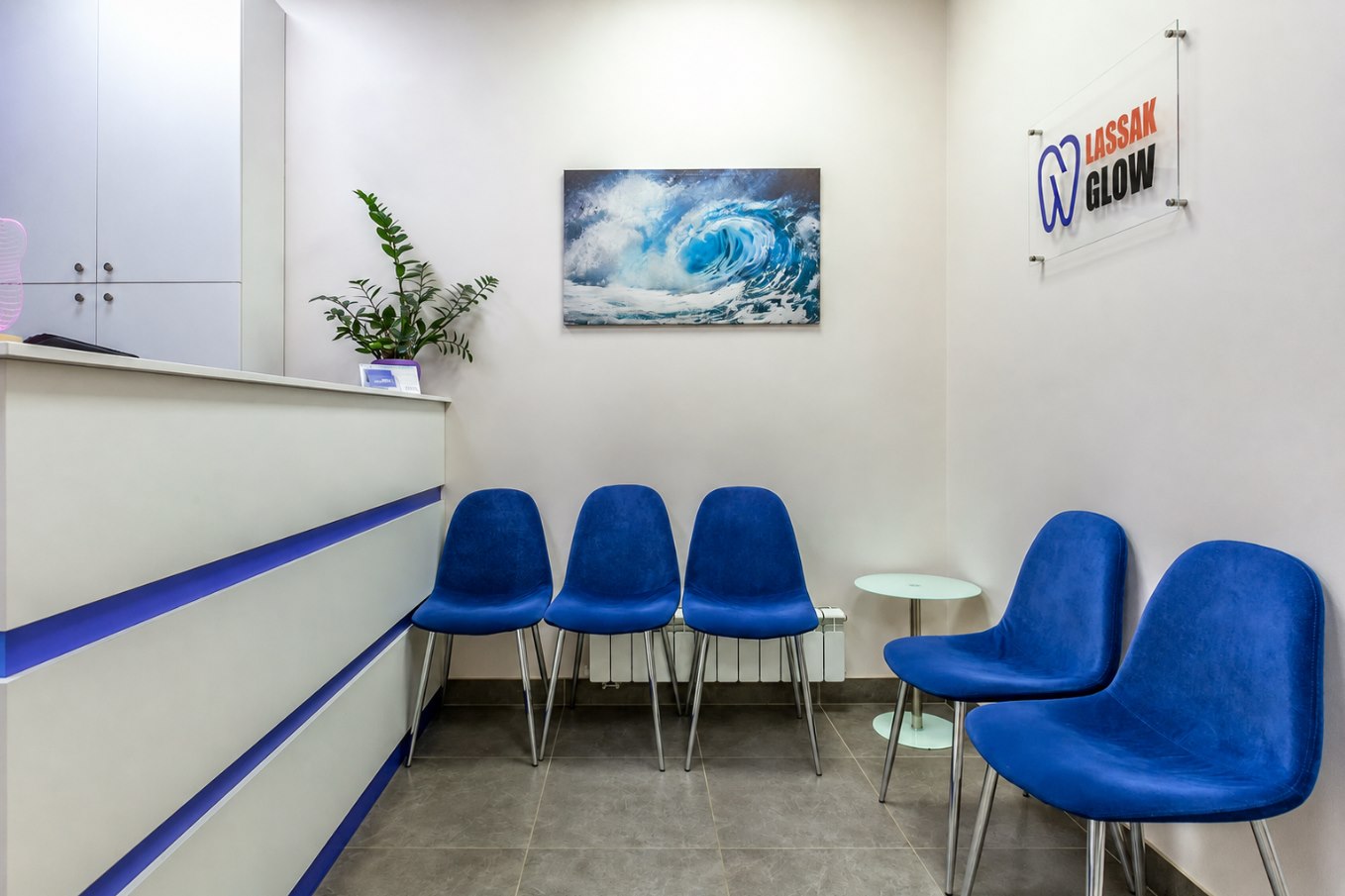Lassak Glow Dental reception and waiting area